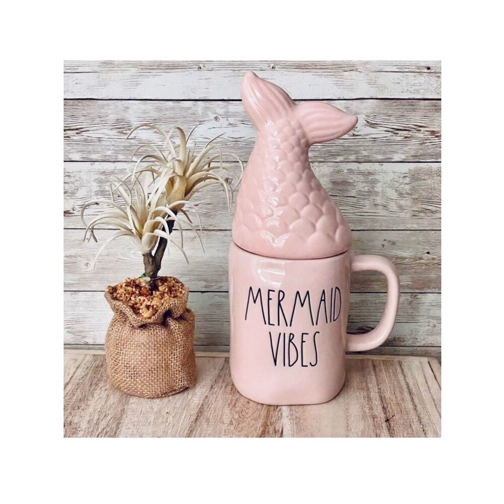 NWT Adorable Rae Dunn "MERMAID VIBES” Pink Glossy Ceramic Mug & Mermaid Tail Lid